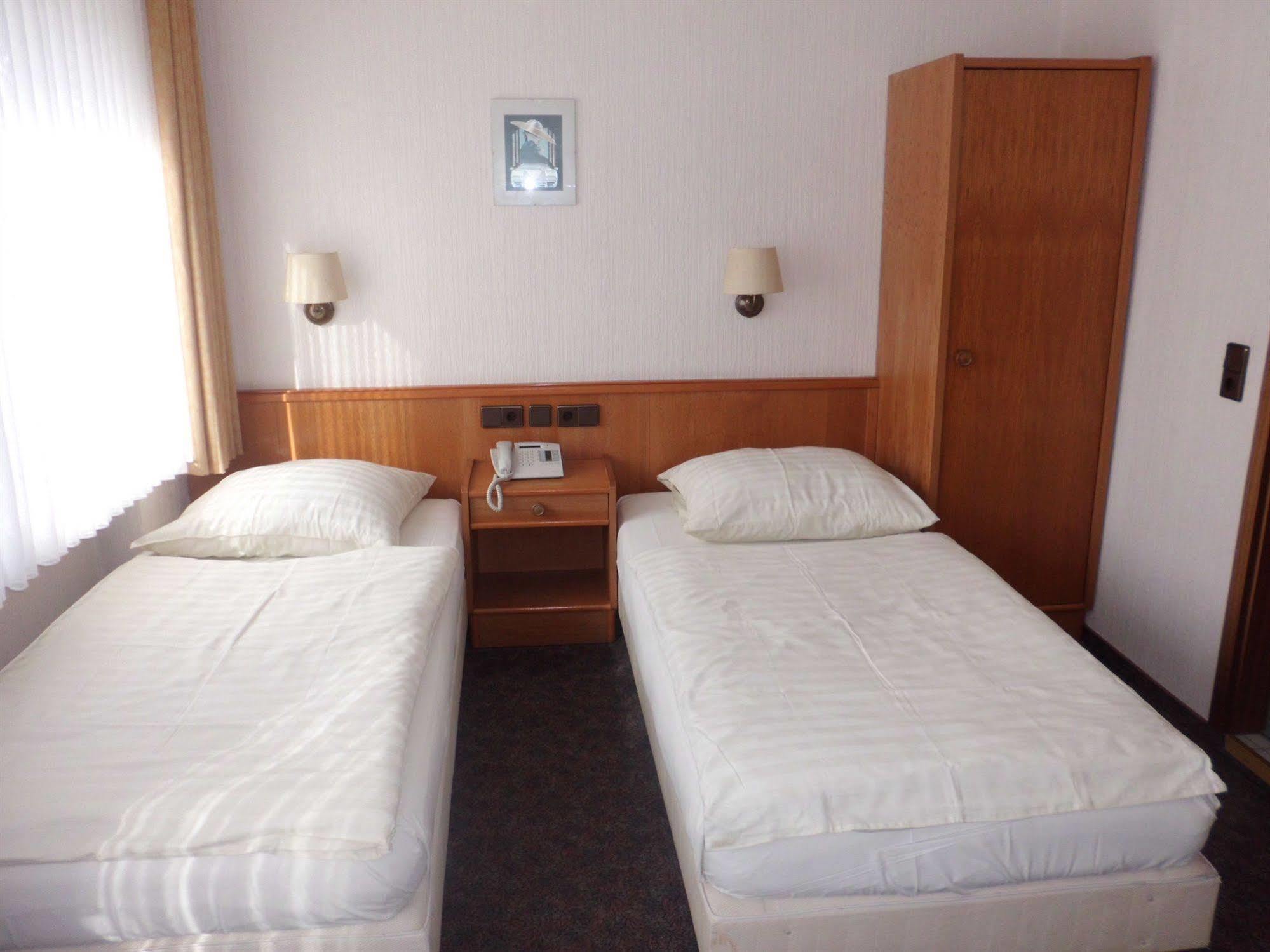 Hotel Imperial Крефелд Екстериор снимка